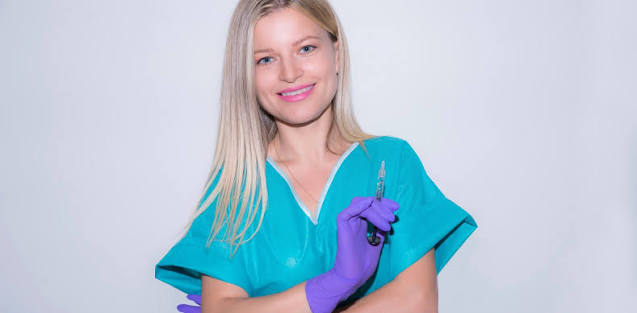 Dr Lucia Dodin en tenue médicale